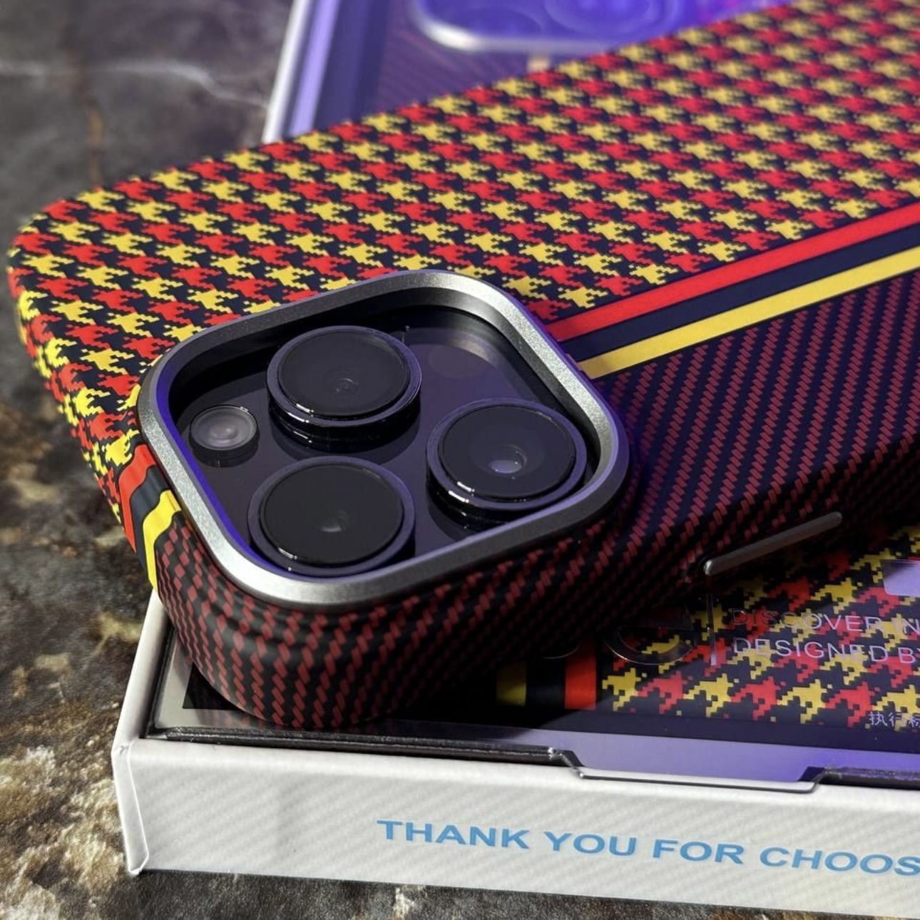 Чехол для iPhone 13 Pro FreeAir карбон с MagSafe желтый черный красный, картинка 2