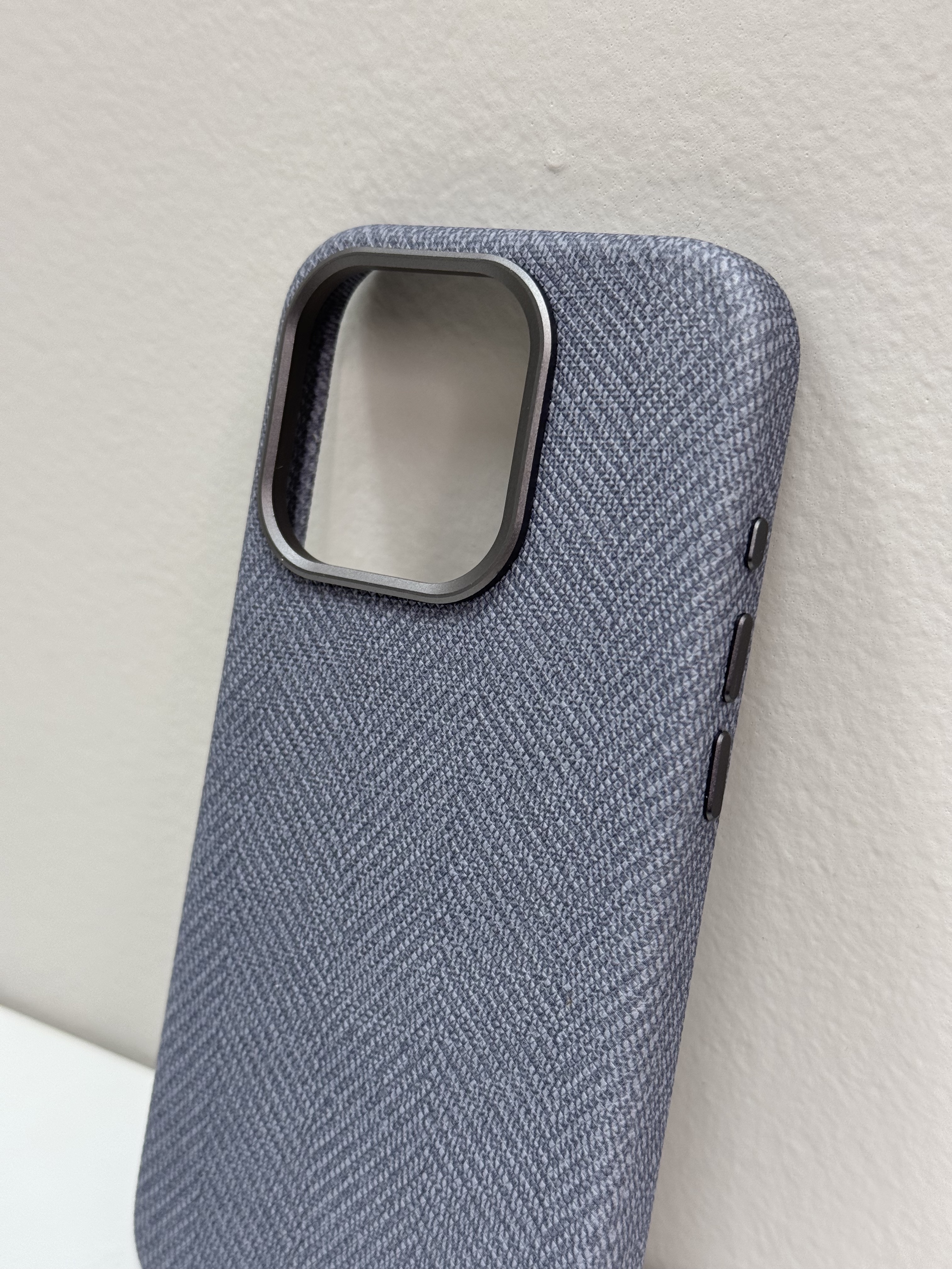 Чехол для iPhone 15 Pro Max Тканевый Светло-серый, картинка 3