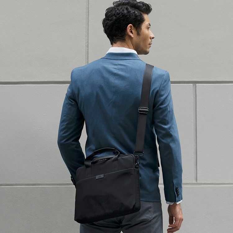 Сумка UNIQ Stockholm Nylon Messenger Bag для MacBook Pro 16, черная, картинка 4