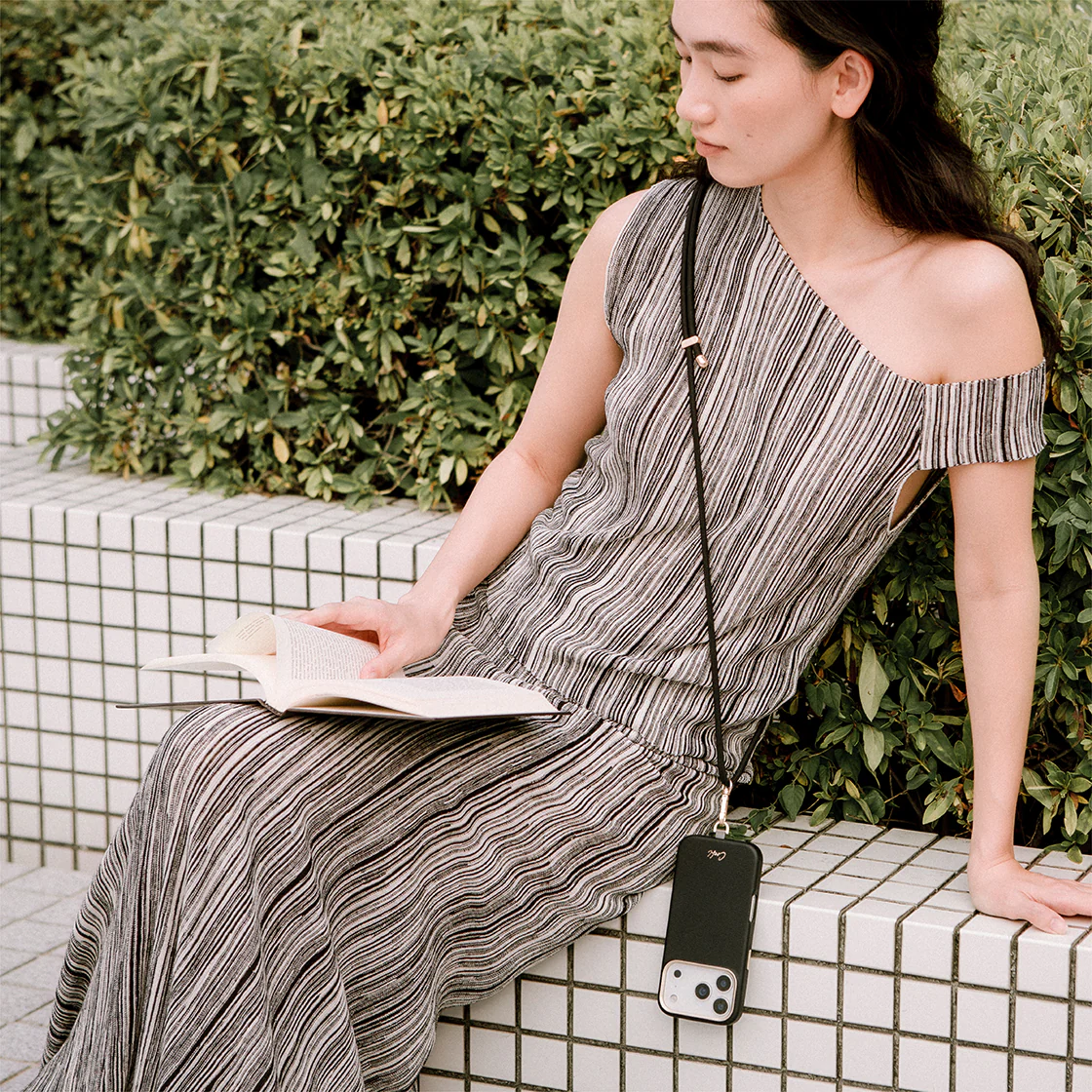 Чехол для iPhone 17 Pro Max UNIQ COEHL Strap Series Mirelle Ebony Black (MagSafe)  , картинка 2