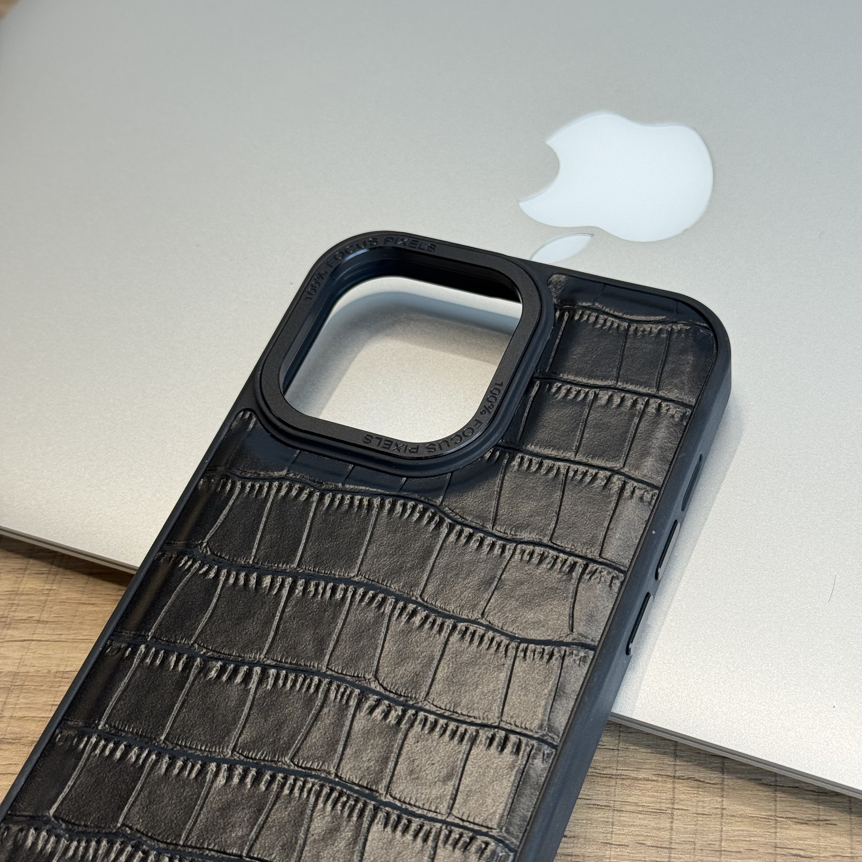 Чехол для iPhone 15 Pro Knit Leather Crocodile, черный, картинка 3