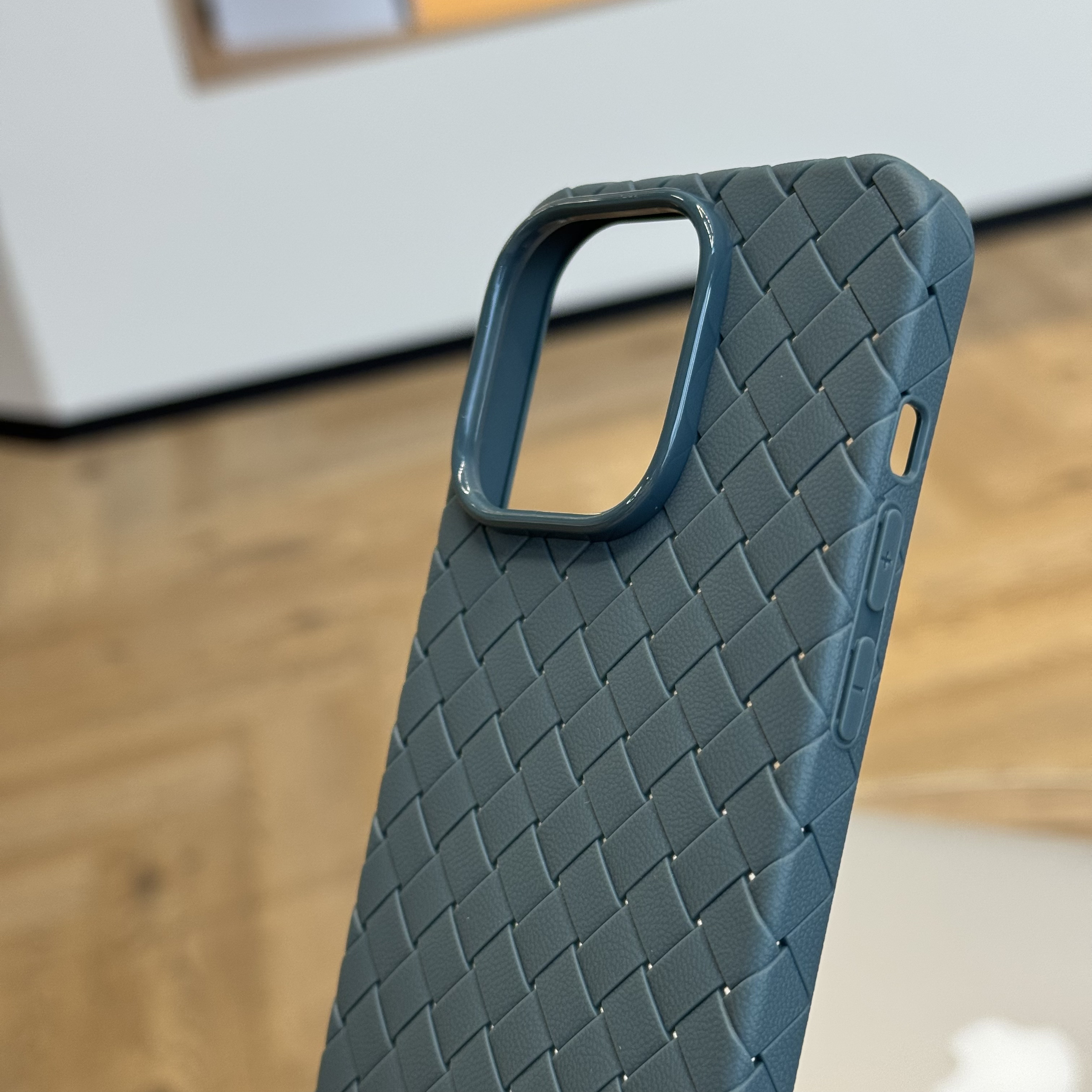 Чехол для iPhone 14 Pro плетеный серо-синий, картинка 3