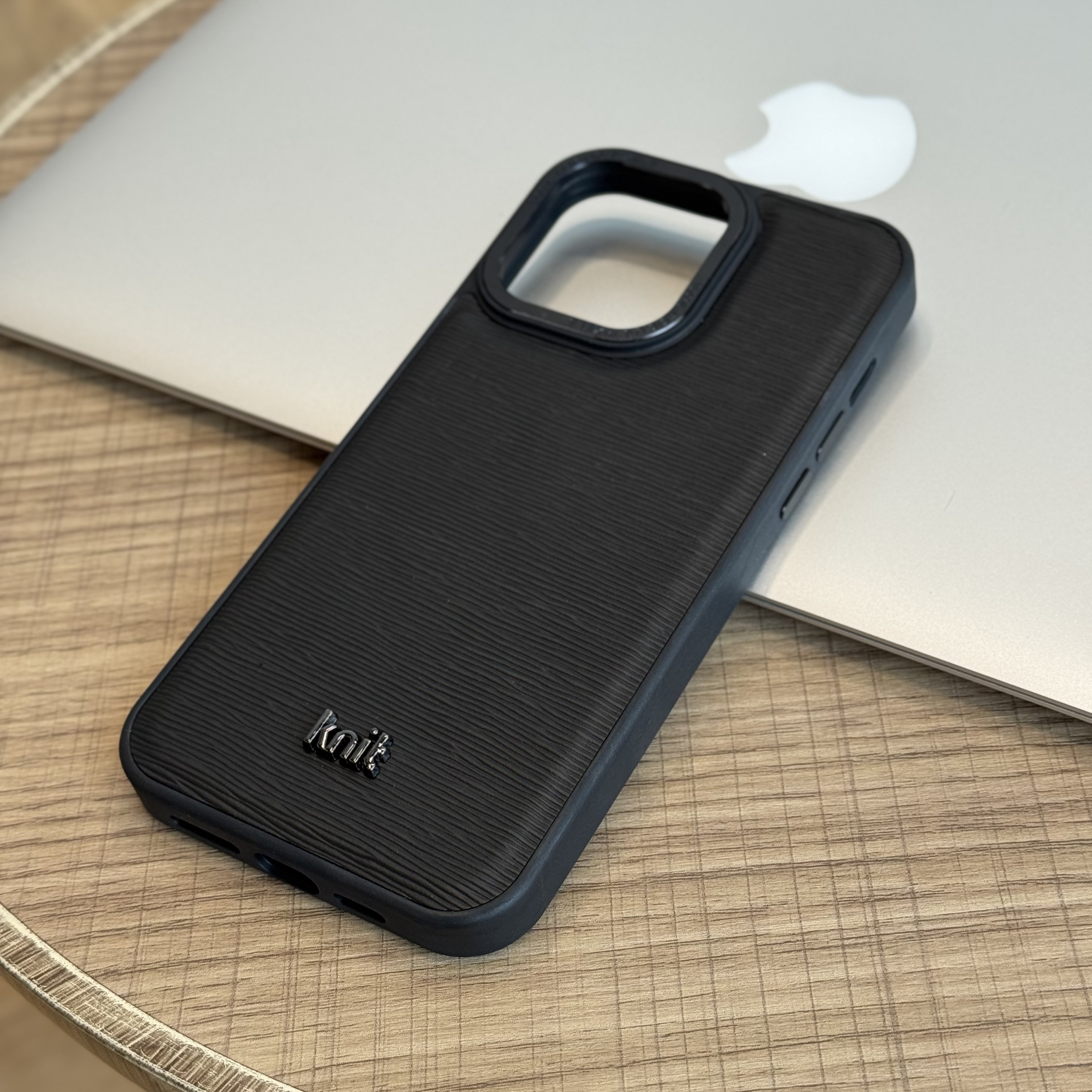 Чехол для iPhone 15 Pro Max Knit Leather в полоску, черный