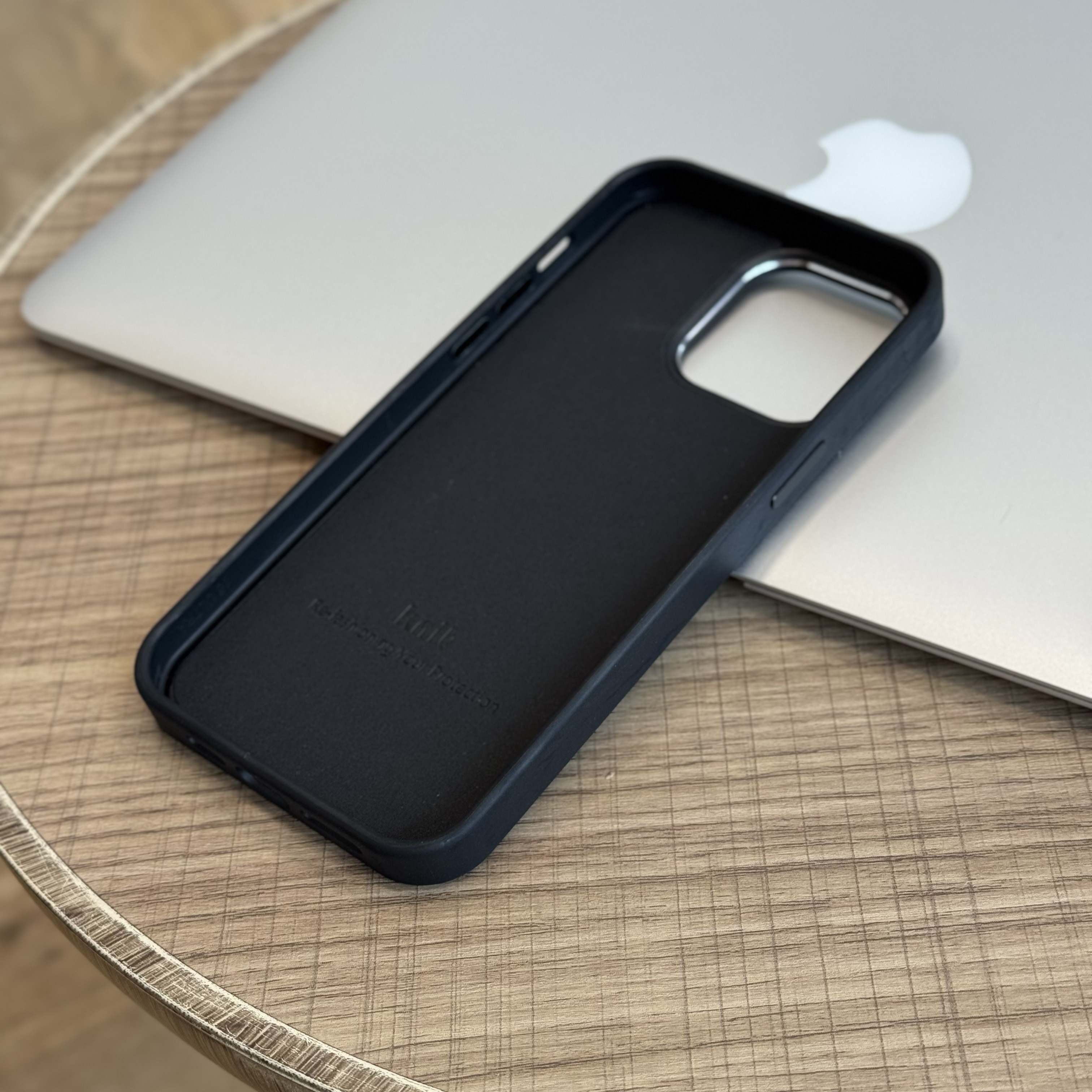 Чехол для iPhone 15 Pro Max Knit Leather в полоску, черный, картинка 2