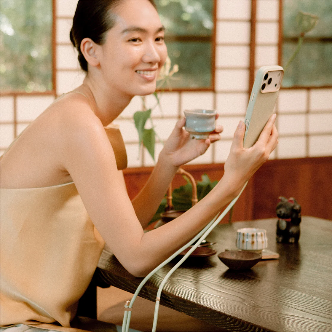 Чехол для iPhone 17 Pro Max UNIQ COEHL Strap Series Mirelle Lint Green (MagSafe)  , картинка 2