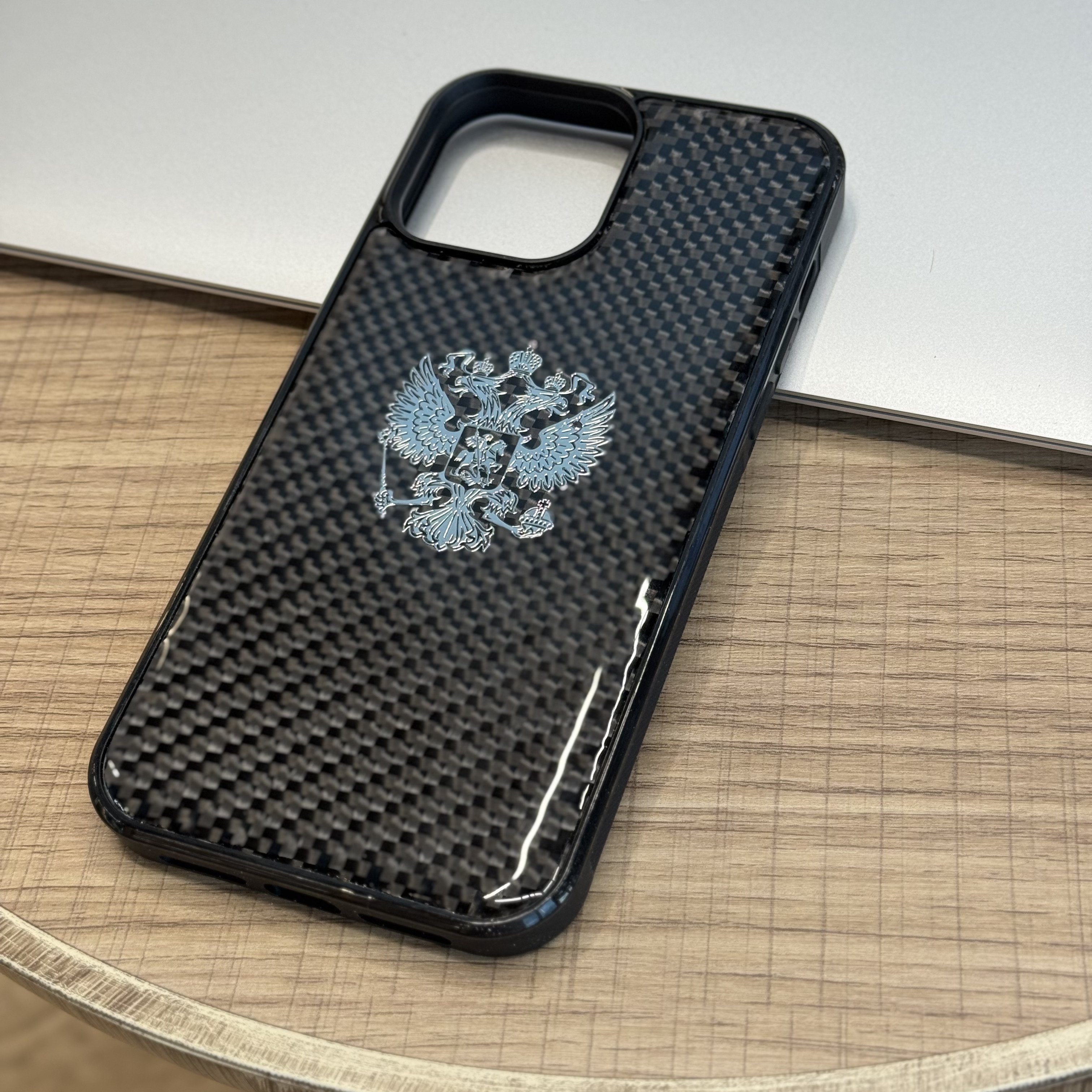 Чехол для iPhone 13 Pro Max с Гербом России Карбоновый, черный
