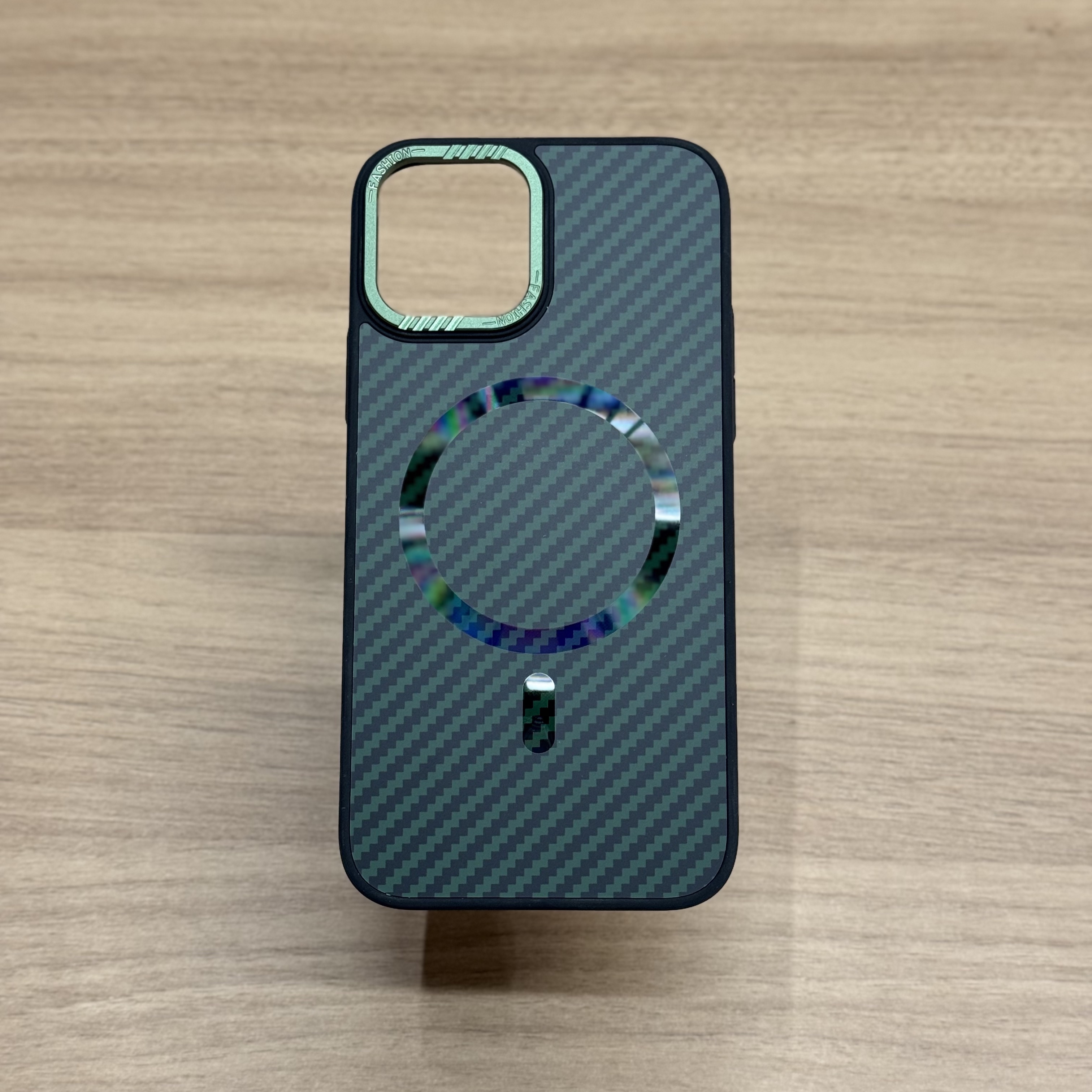 Чехол для iPhone 11 силиконовый карбоновый 100% Focus Pixels зеленый, картинка 1