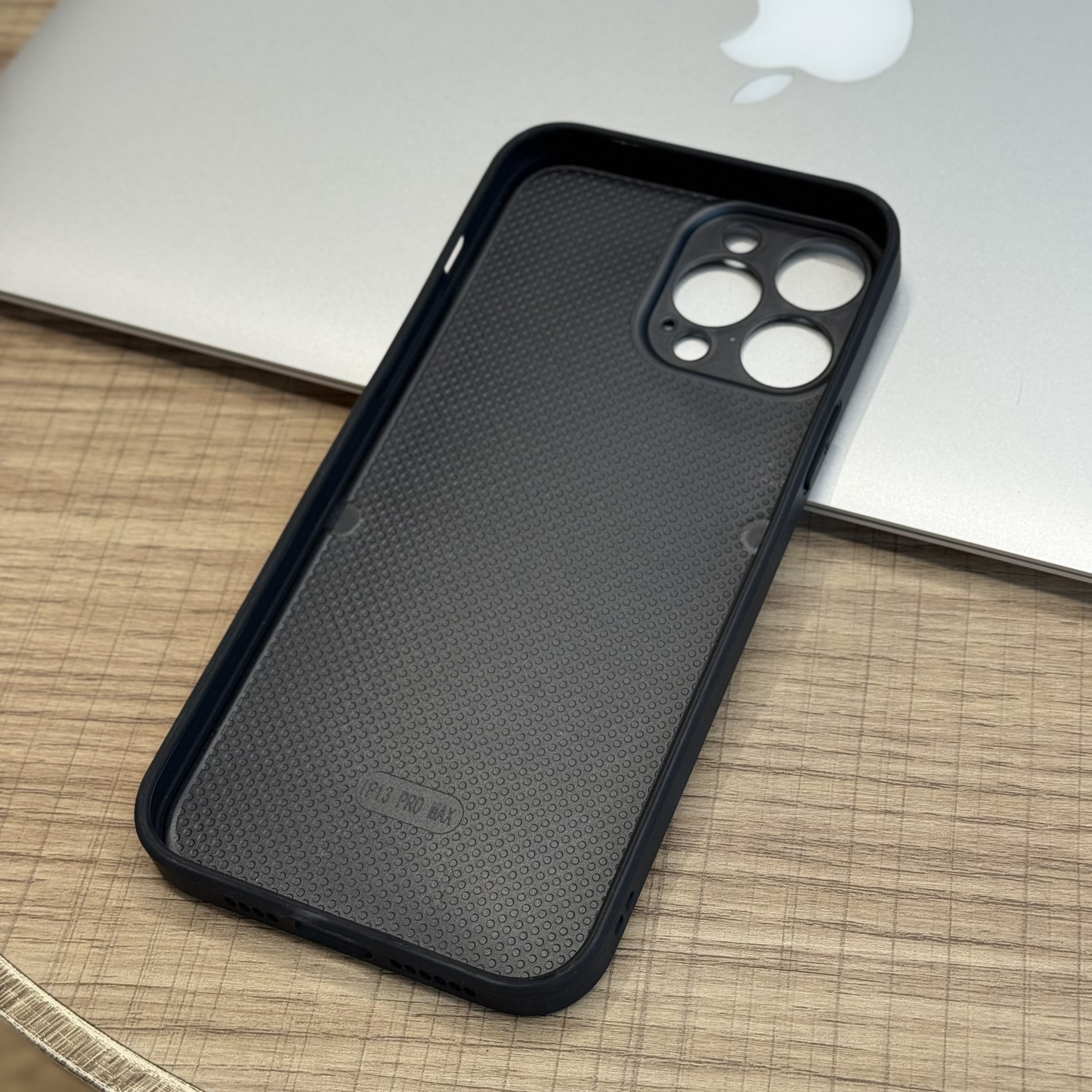 Чехол для iPhone 13 Pro Max BMW карбон кожа с коричневой полосой, картинка 2