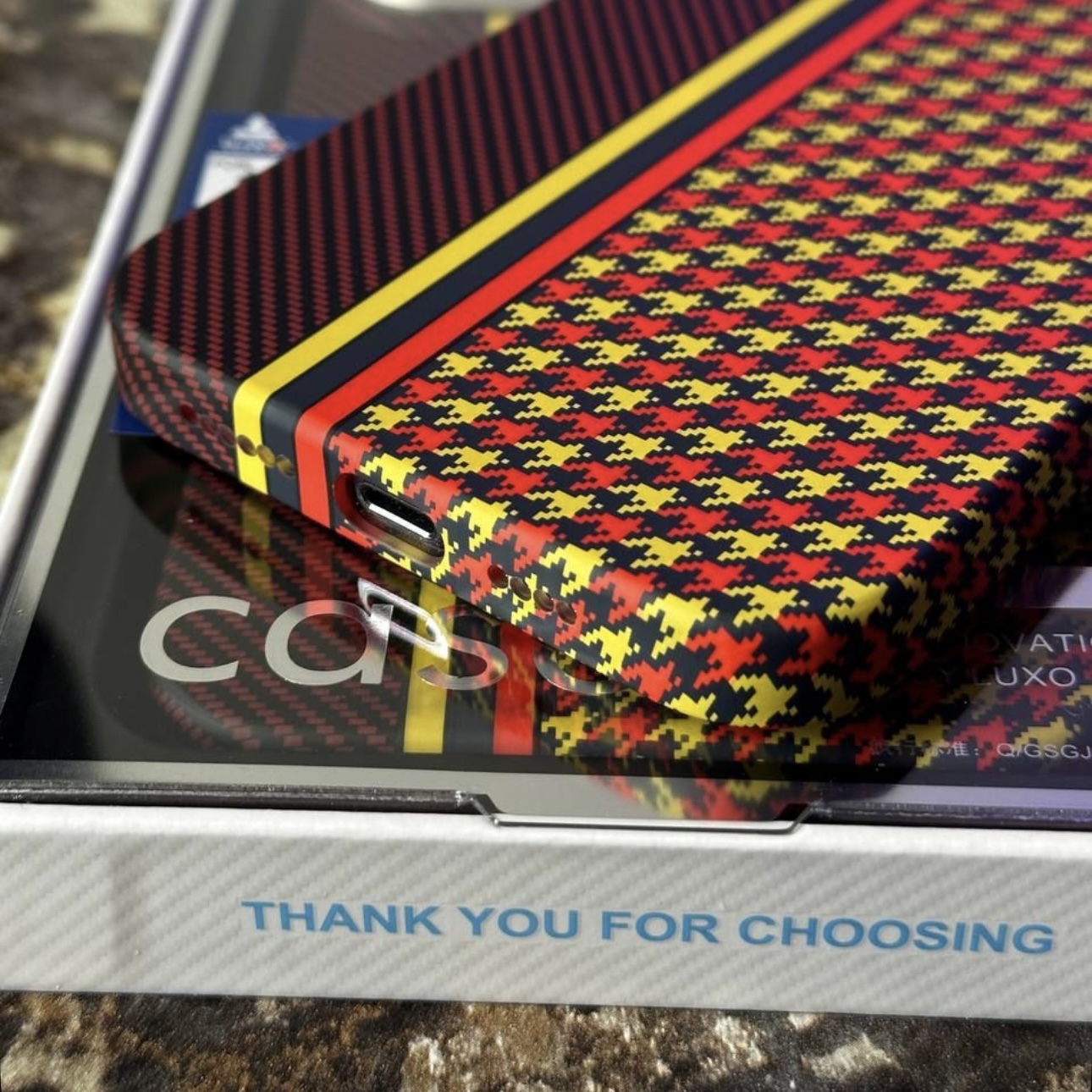 Чехол для iPhone 13 Pro FreeAir карбон с MagSafe желтый черный красный, картинка 3