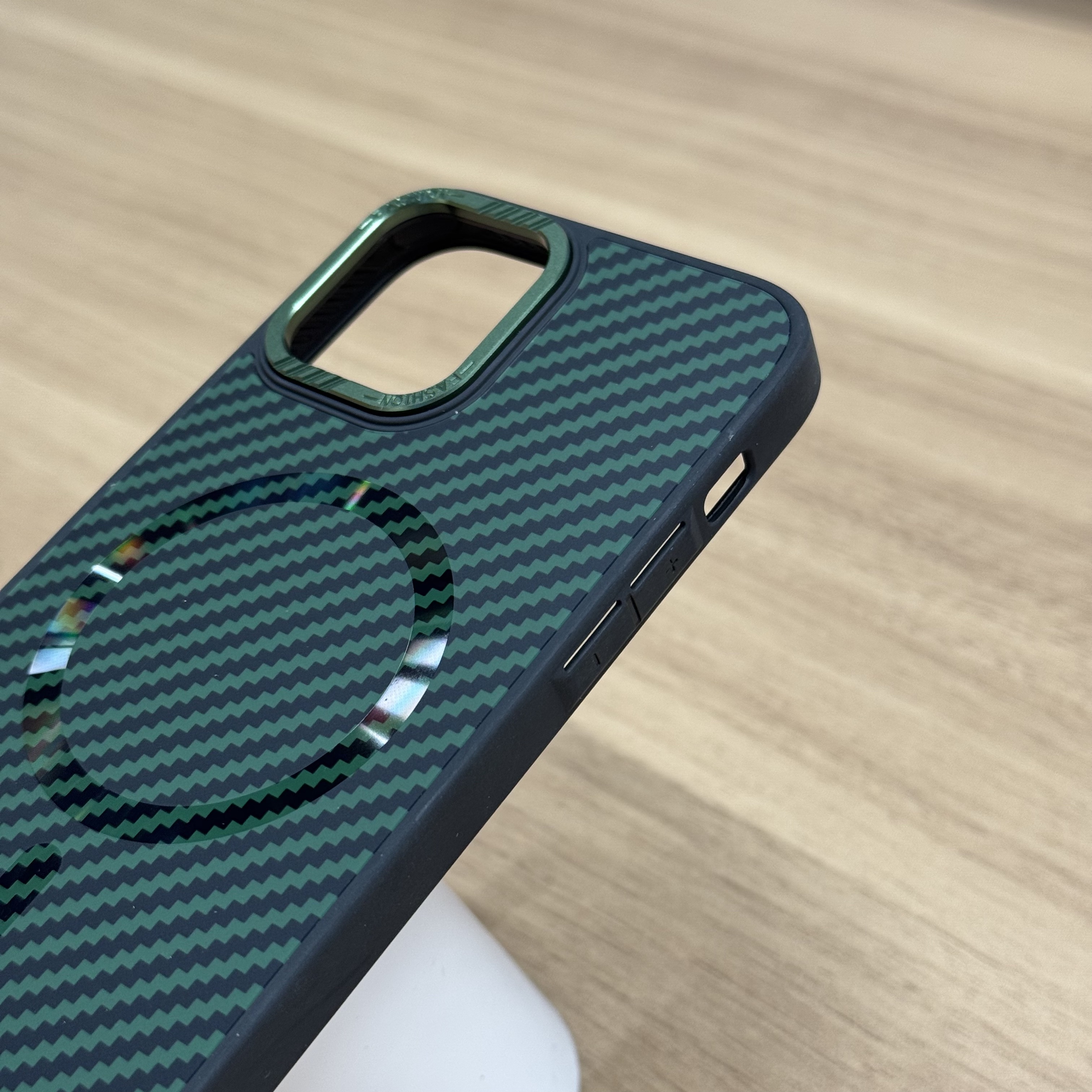 Чехол для iPhone 11 силиконовый карбоновый 100% Focus Pixels зеленый, картинка 3