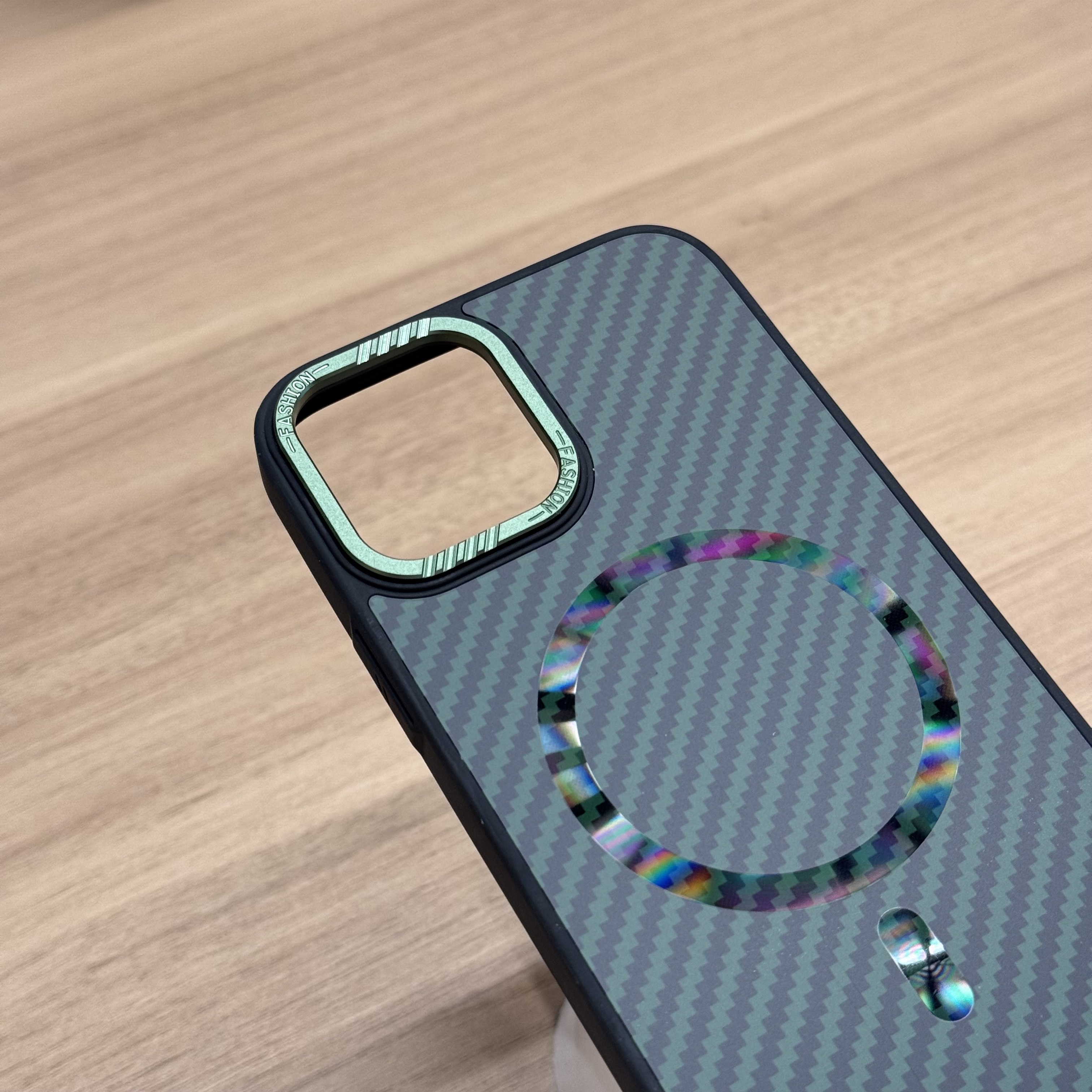 Чехол для iPhone 11 силиконовый карбоновый 100% Focus Pixels зеленый, картинка 2