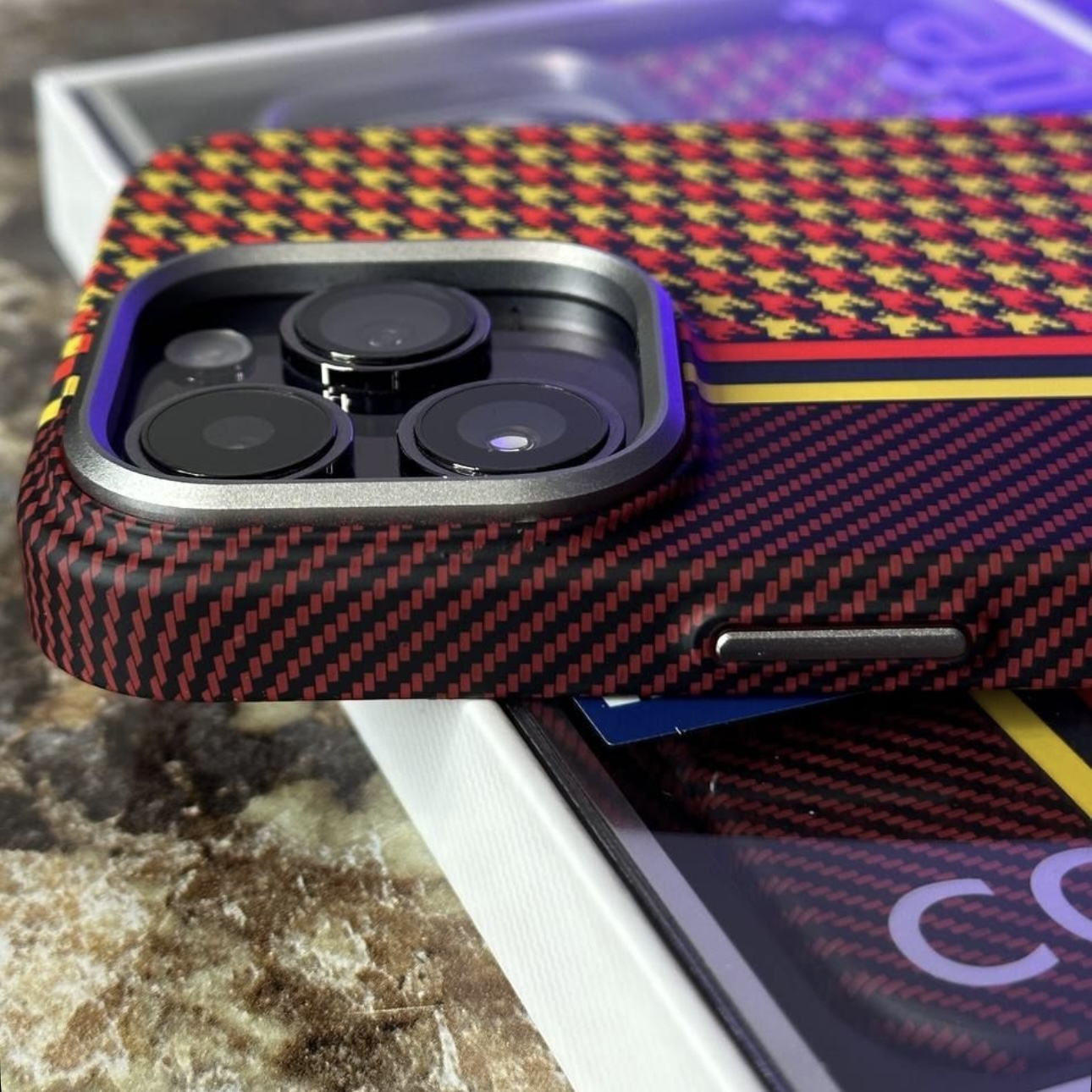 Чехол для iPhone 13 Pro FreeAir карбон с MagSafe желтый черный красный, картинка 5