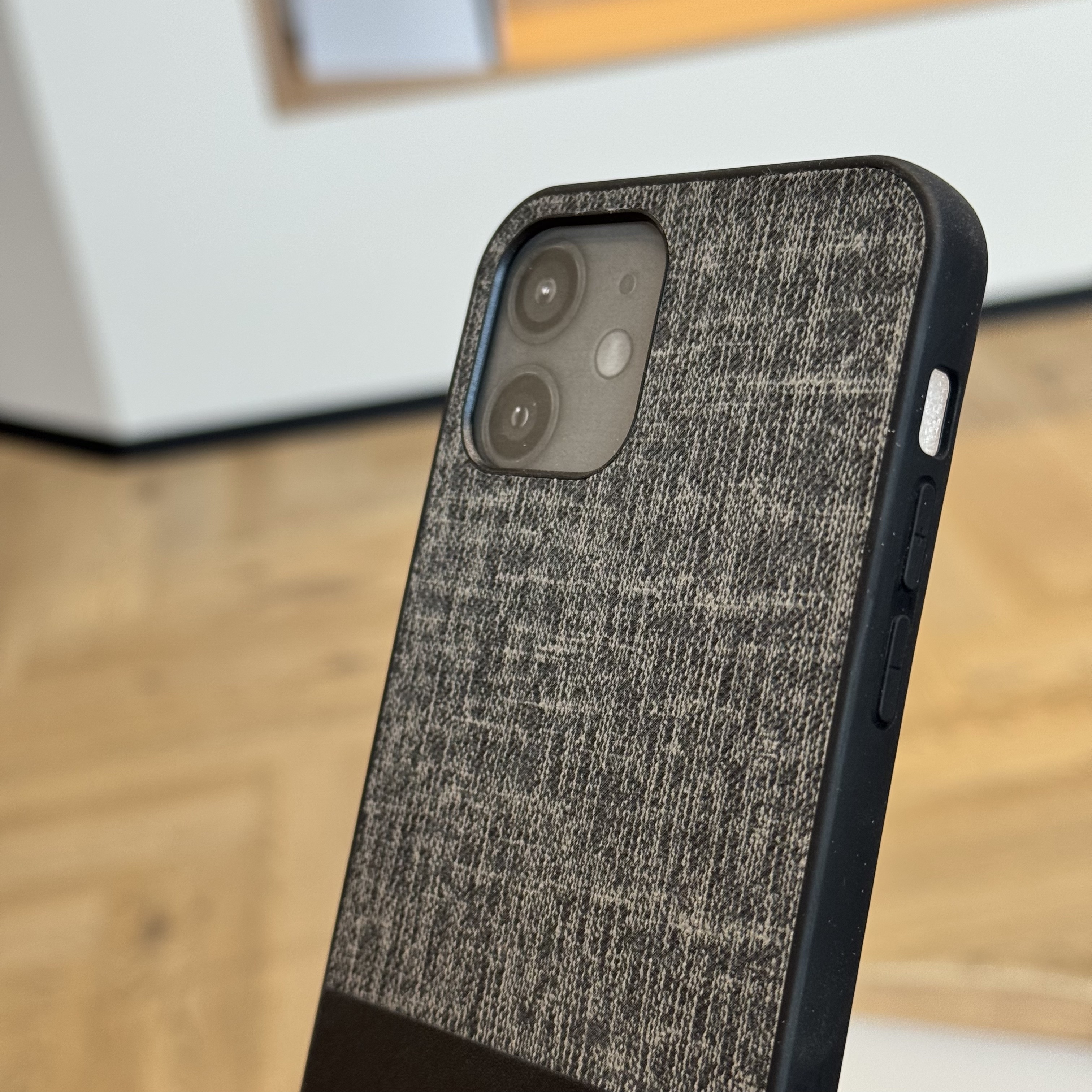 Чехол для iPhone 12/12 Pro Santa Barbara черный с серой тканью, картинка 2