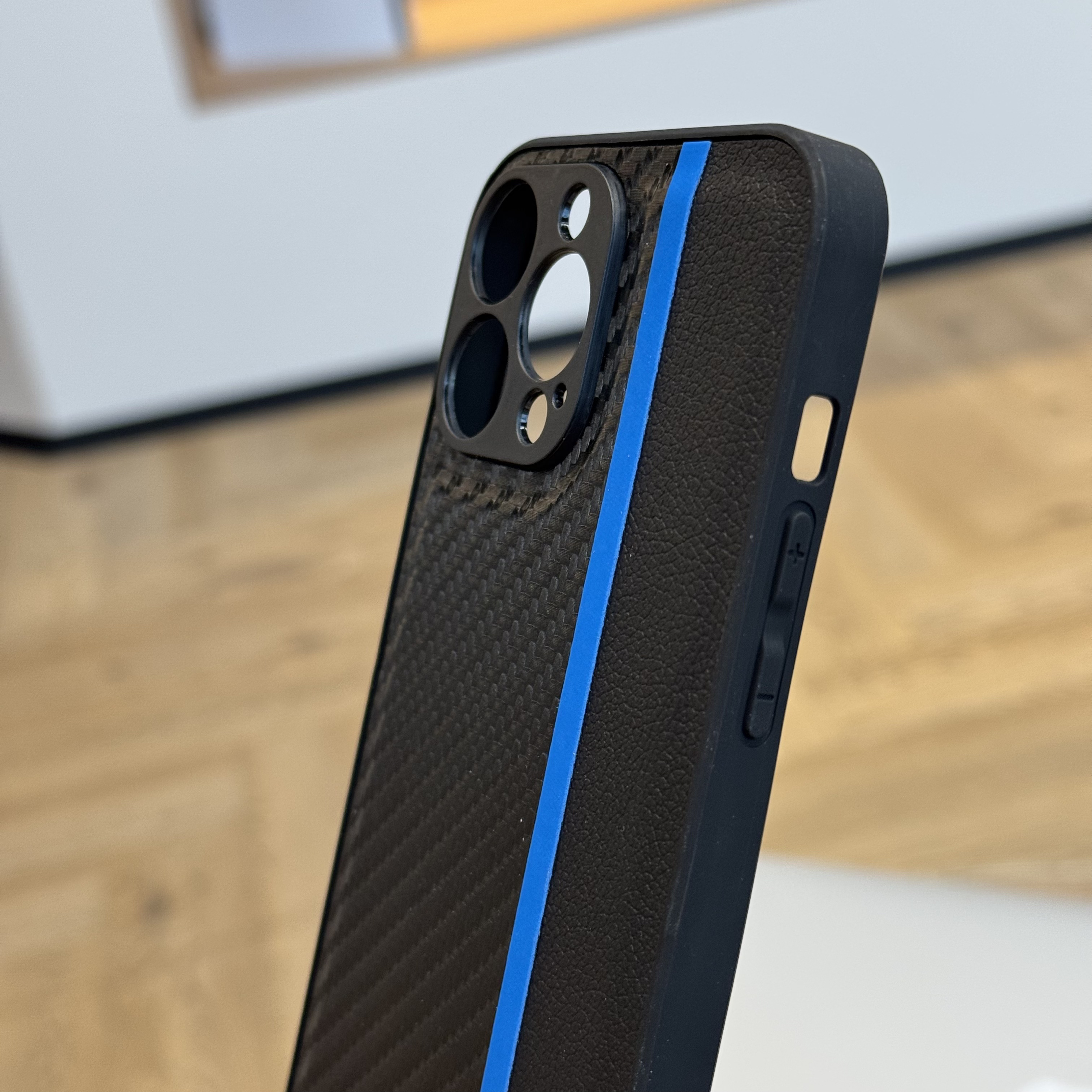 Чехол для iPhone 13 Pro Max BMW карбон кожа с синей полосой, картинка 3